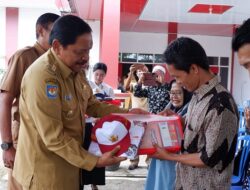 Bupati Bengkulu Utara Salurkan Seragam Sekolah Tingkat SD & SMP