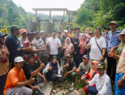 Bupati Bengkulu Utara Arie Septia Adinata Saat Dialog Bersama Petani Dan Meninjau Bendungan Palak Siring Kemumu