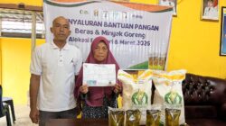 Pemdes Tanah Itam Kecamatan Padang Jaya Bagikan Bantuan Pangan ke  237 KK