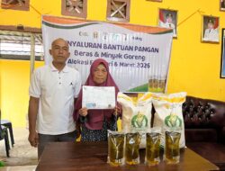 Pemdes Tanah Itam Kecamatan Padang Jaya Bagikan Bantuan Pangan ke  237 KK